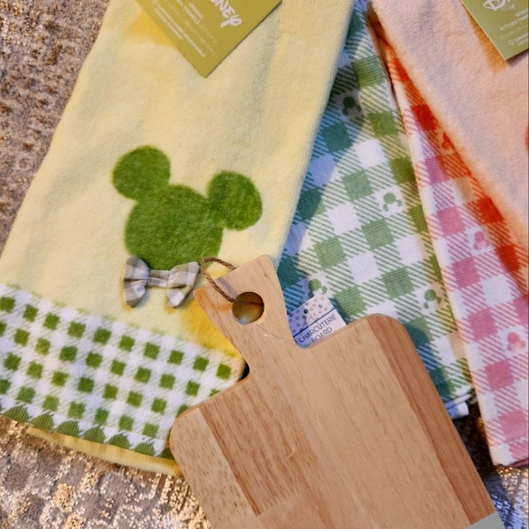 NWT Disney Mickey & Minnie Dish Towel Set w/ Food Safe Mini Charcuterie Board - Picture 6 of 6